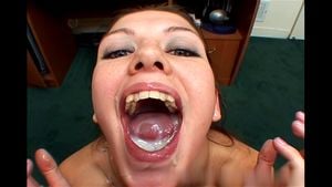 Alicia Aligatti 吞下 10 份食物 [AI 增强]