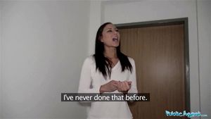 Public Agent 苗条棕发女郎，拥有性感身材和迷人翘臀