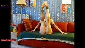 女人的脚崇拜与 Estina54 Cam2cam 性爱你不会相信她有多么灵活