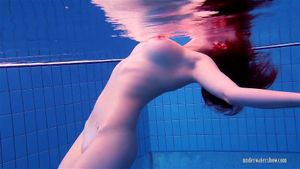 Fun Serbian babe Katrin Privsem swims naked and horny by Underwater Show: Porn - 经典欧美