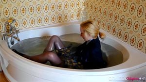 大学制服 - 性感男女学生索菲亚史密斯洗热水澡！