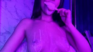 我的冰淇淋在我的乳房上融化了，我变得非常顽皮