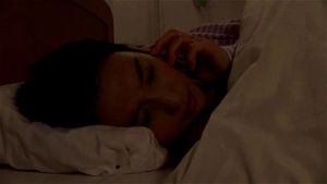 一位充满魅力的日本女演员展现其独特风采，带来一场视觉与感官的盛宴。