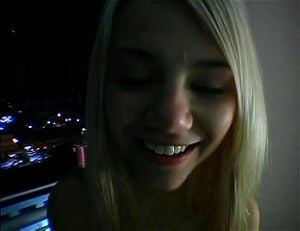 艾什琳·布鲁克出演的业余第一人称视角第二部，为您带来沉浸式的成人体验。这位迷人的女演员展现了她自然的魅力与热情，在私密场景中与伴侣互动。影片以真实感强的视角拍摄，让观众仿佛身临其境，享受一段充满激情与感官刺激的旅程。适合喜欢真实风格和亲密互动的成人观众欣赏。