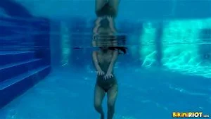 Behind the scenes with Vanessa on a bikini shoot (2011): Pool, Bts & Underwater Porn - 经典欧美