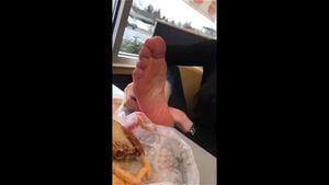 恋足癖公共足部舔舐与Tease POV JOI