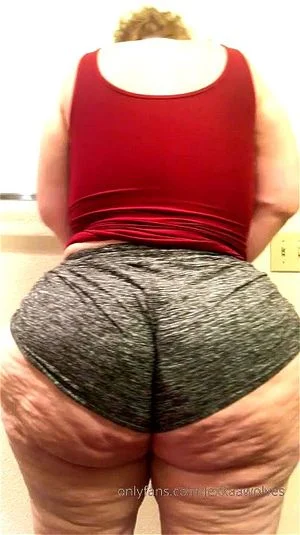 丰满翘臀的白人女性