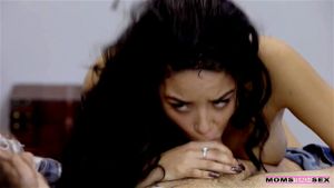 继母、继女与男友的激情三角关系。探索充满欲望与禁忌的成人故事，其中包含家庭角色间的复杂情感纠葛与性张力。这段剧情描绘了成人间的自由选择与亲密互动，满足你对家庭幻想类成人内容的好奇与期待。