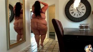 丰满女性行走