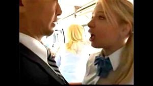 Alyssa Branch在拥挤的公交车上遭遇了一次大胆而意外的触碰。场景充满了紧张和兴奋，展示了成年人在公共场合下的隐秘互动。这段视频捕捉了那种偷偷摸摸的刺激感，适合喜欢冒险和现实情境的观众。关键词：公共场合、意外触碰、成人互动、隐秘刺激、现实情境。