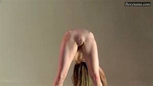 索菲娅·吉拉夫，俄罗斯棕发美女，展示她的魅力