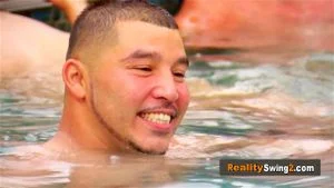 胸部和屁股在泳池里弹跳导致裸体色情游戏和阴户敲击长鸡巴的乐趣