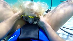 Hungarian lesbian babes underwater Vodichkina and Farkas by Underwater Show: Porn - 经典欧美