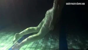 Lesbians and solo girls make out underwater by Underwater Show: Big Tits, Babe & Brunette Porn - 经典欧美