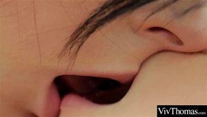 性感黑发女郎热情亲吻她的女同性恋人，随后带她达到高潮