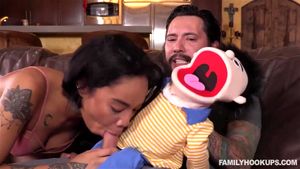 Puppet insanity with Tommy Pistol and Honey Gold: Blowjob, Deepthroat & Weird Porn - 经典欧美