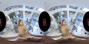 VR体验：与性感女神阿比盖尔·麦克的亲密邂逅。沉浸式虚拟现实，带来逼真的成人互动，满足您的幻想。探索她的魅力与热情，尽享极致快感。