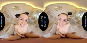 一位成熟的女性展现她的魅力与风采