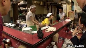 在厨房后面与厨师的热辣邂逅
