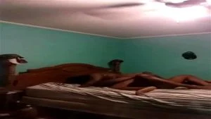 她完全知道如何骑这家伙