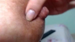 巨乳丰满的乳汁喷涌而出，喷射量堪比抽水机