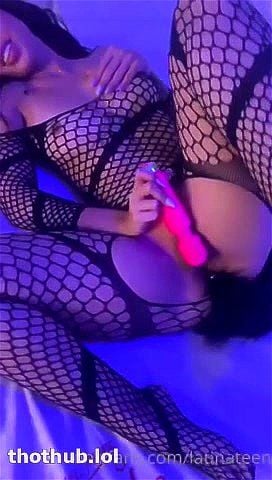 Johana Orozco 是一位充满魅力的拉丁裔女演员，以其热情奔放和熟练的表演风格而闻名。在成人产业中，她通过多样化的角色和场景，为观众带来极具吸引力的内容。她的作品通常强调情感表达和身体互动，适合寻求高质量成人娱乐的观众。