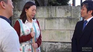 这位已婚女性在丈夫身边寻求了外遇的刺激。
