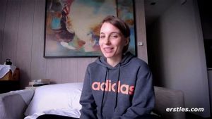Holly与Julia进行了一场性感的Skype实验