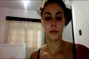 性感美女伊莎贝拉·奥利维拉与前任在摄像头前激情互动，展现火辣诱惑。