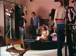 《午后偶像》（1984）完整经典电影 - 体验复古时代的激情与魅力，重温八十年代的风华绝代。这部经典影片展现了成熟演员之间的浪漫与诱惑，带你回到那个充满情欲与幻想的年代。享受这部怀旧佳作中细腻的情感描绘与大胆的表演艺术，满足你对经典成人电影的所有期待。