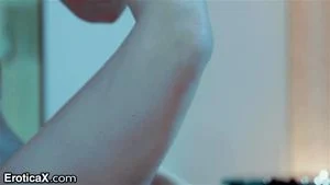 Seth Gamble 为妻子送上情人节完美惊喜礼物 - EroticaX
