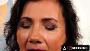 21 SEXTREME - 老奶奶像她过去的美好时光一样被操她成熟的阴户