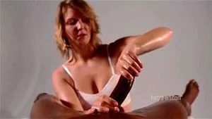 金发女性提供油润性感的手交按摩