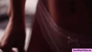 麦肯齐·莫斯 (Mackenzie Moss) 舔吉尔·卡西迪 (Jill Kassidy) 的阴户作为入会仪式