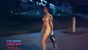 纹身女孩夜间裸体漫步