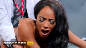 BRAZZERS - 丹尼·D偶然发现了一个性感的琪琪·米纳吉，她弯下腰，准备做任何事情