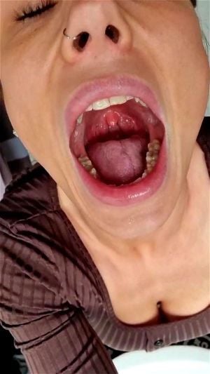 性感辫子荡妇从嘴+舌头中刷出精液，然后张开喉咙露出悬雍垂
