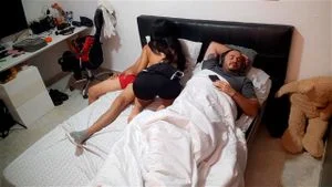 我让我的女朋友和我的继父一起吸我的鸡巴