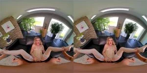 你的娇小女友艾米丽·贝尔已准备好进行肛交锻炼