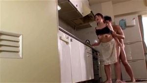 MOM-013 异常性爱 – 50 多岁的熟女和她的儿子 – 按摩棒让饥渴妈妈的眼睛看到她小男孩的鸡巴