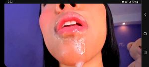 Alexandragom 拉丁凸轮女孩与超级马虎假阳具口交