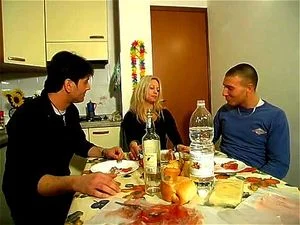 Busty Mommy Fucks With Her Son And Friend: Blowjob, Doggy & Stepmom Porn - 经典欧美