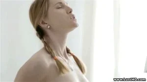 LustHD 俄罗斯金发女友在沙发上激情缠绵