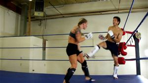 Toned Tommi vs Kyle: MMA Bout: Eporner, Mixed Wrestling & Man Vs Woman Porn - 经典欧美