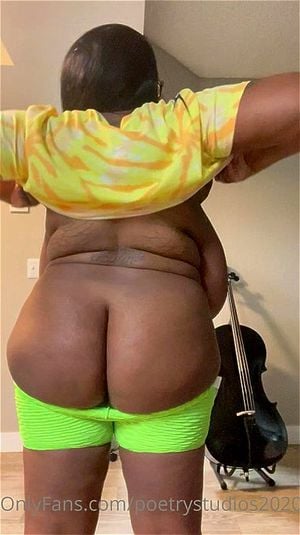 巨大的下垂的乳房