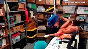可爱的小偷达维娜戴维斯被饥渴的LP官员性交