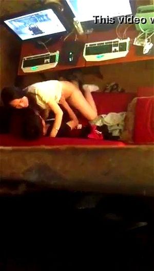 中国网吧情侣激情时刻，体验成人间的亲密互动与刺激冒险。