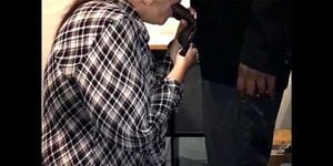 成熟的办公室助理在工作时被抓到吸吮鸡巴