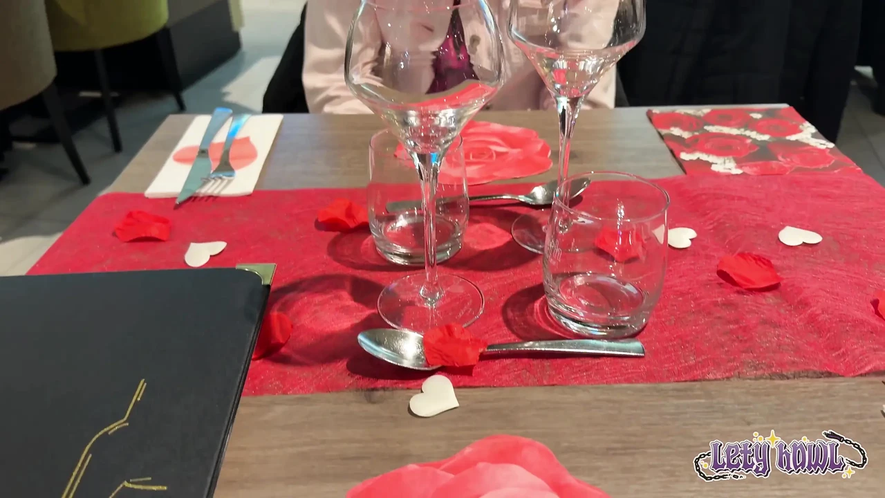 餐厅结束后, 他在停车场和我做爱