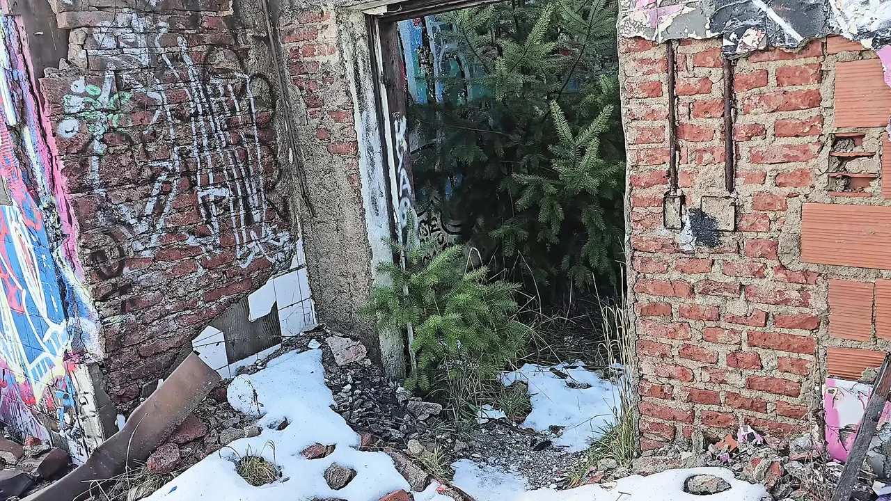 Big ass goth gets fucked in an abandoned hotel - public